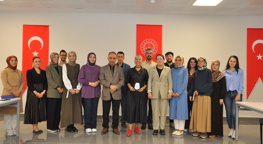 Bozok Üniversitesi İletişim Fakültesi Dekanı Prof. Dr. Zülfiye Acar Şentürk Kuruluşumda çalışmakta olan personellere yönelik eğitim düzenledi.