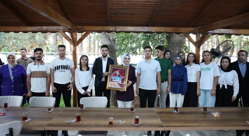 Bakanımız Göktaş, şehit öğretmen Şenay Aybüke Yalçın'ın öğrencileriyle bir araya geldi