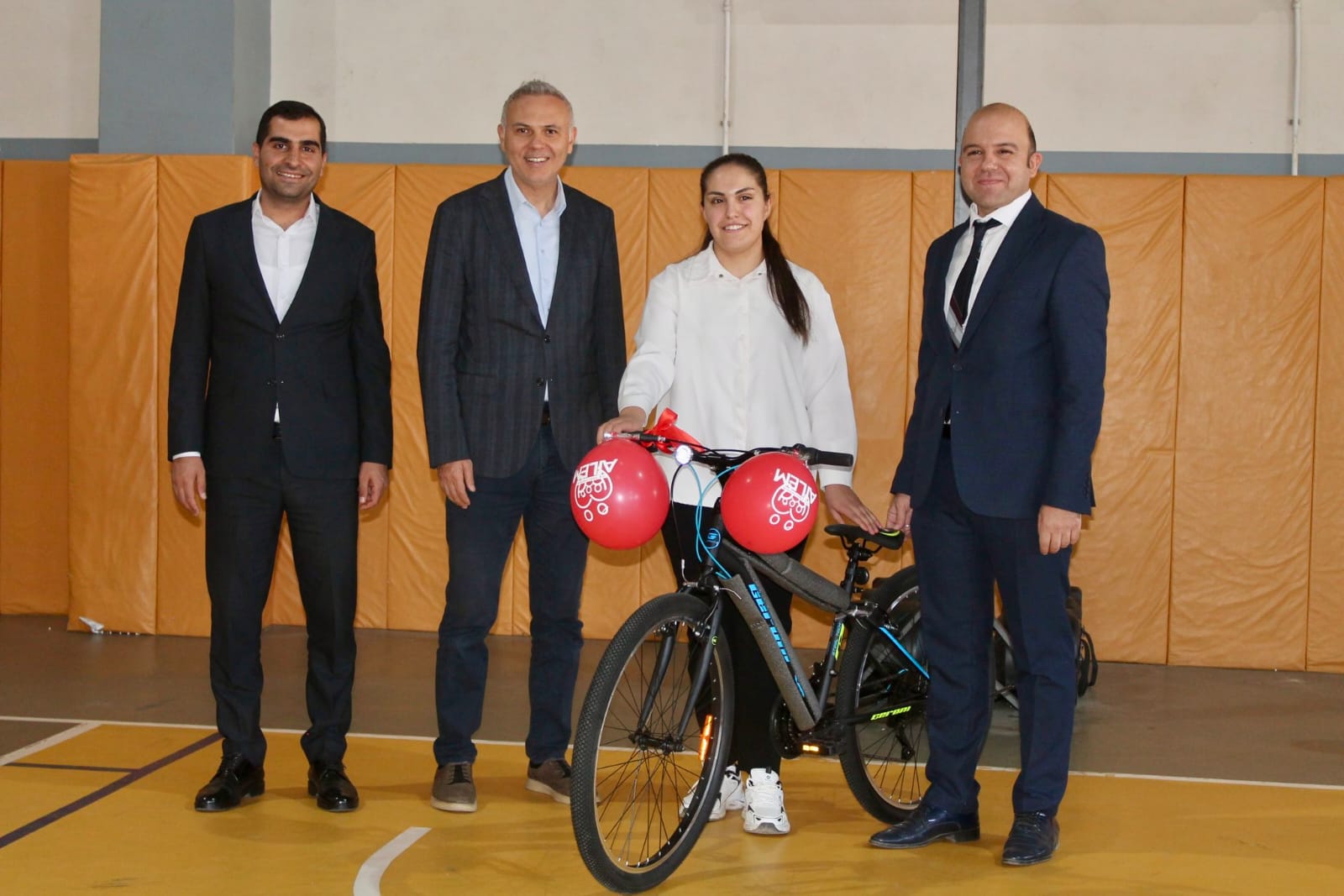 Yüksekova’da Öğrencilere Bisiklet Hediye Edildi