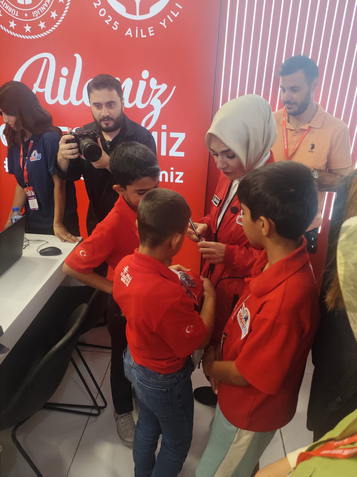 ”Otomatik Sera Sulama Sistemleri”projesi ile TEKNOFEST’e katılan çocuklarımızı ziyaret etti.