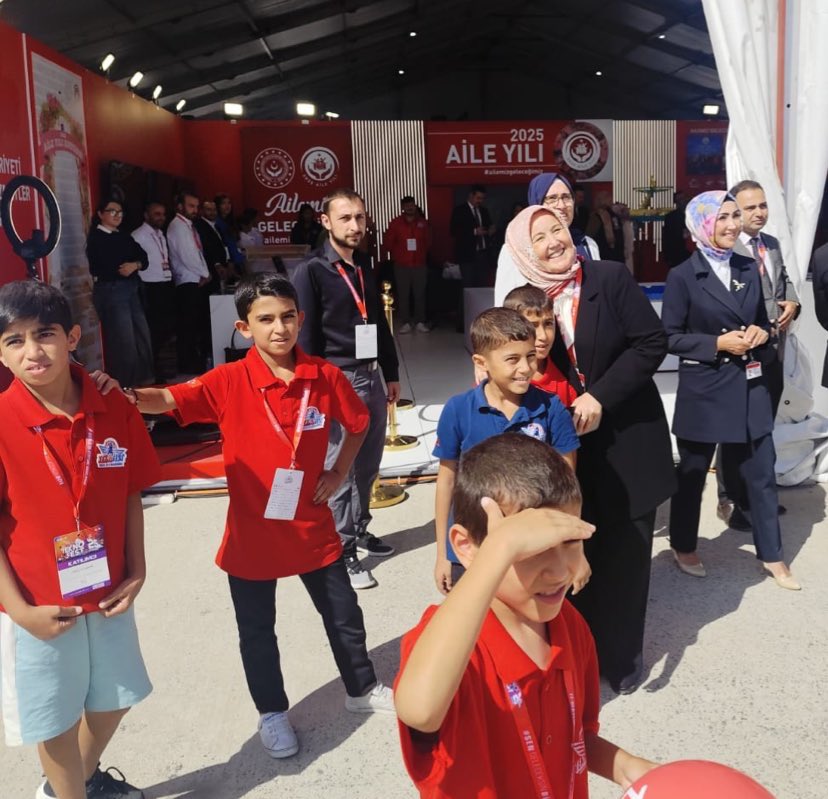 Bakan Yardımcımız Sayın Leman Yenigün TEKNOFEST’e katılan çocuklarımızı ziyaret etti