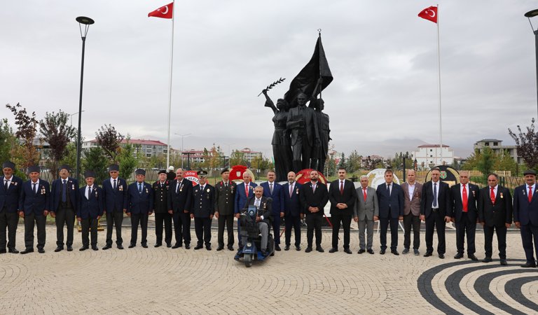 19 Eylül Gaziler Günü münasebetiyle, Atatürk Anıtı’nda Çelenk Sunma Töreni düzenlendi.
