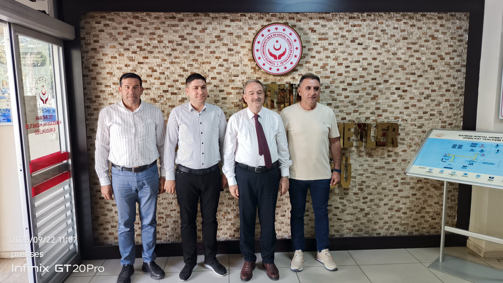 Batman Ak Parti İl Başkan Yardımcısı Yusuf Ergün,Sosyal Politikalar Birim Başkanı Medeni Demirkale,Sosyal Politikalar Başkan Yardımcısı Ömer Güzel