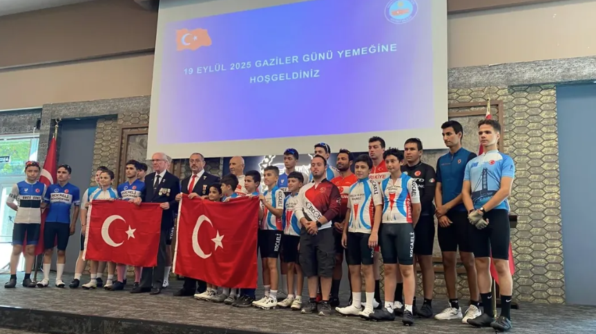 Gaziler Günü’nde Anlamlı Takdim: Genç Bisikletçilerden Dernek Başkanlarına Türk Bayrağı