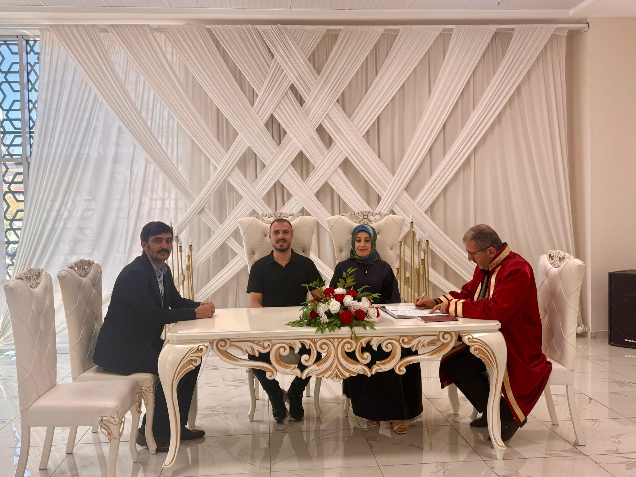 Bakanlığımız tarafından uygulamaya konulan “Evlenecek Gençleri Destekleme Projesi”nden yararlanan, aynı zamanda kurumumuz personeli olan  Ümit YAĞŞİ’nin nikahına İl Müdür Yardımcımız  Süleyman BEDİR katılım sağlayarak nikah şahitliği yapmıştır. Genç çiftimize mutluluklar dileriz.