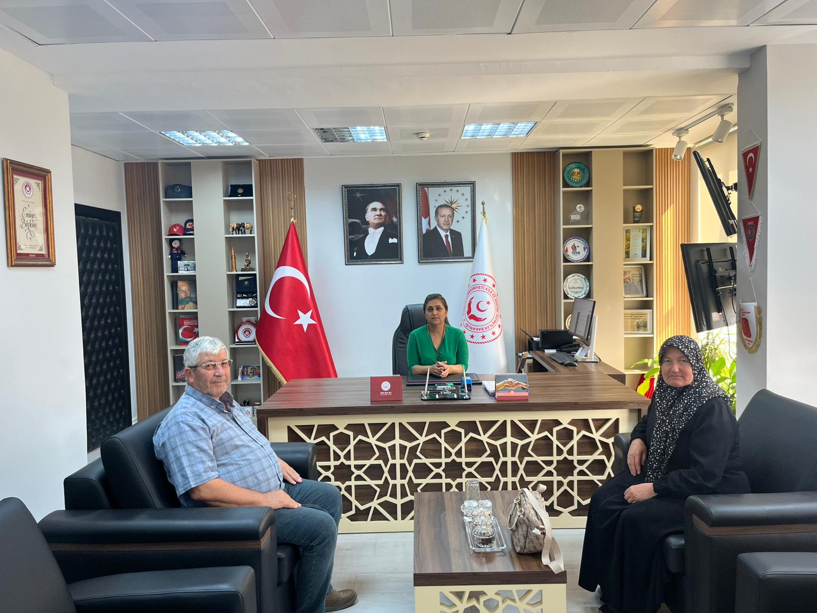 Aziz Şehidimiz Okan DİNÇER’in Kıymetli annesi ve babası, İl Müdürümüz Sayın Emine BÖÇKÜN Makamında Ağırladı.