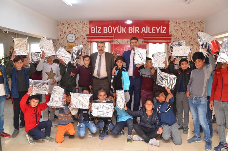 Sokakta çalışmaları engellenen çocuklara spor ayakkabısı