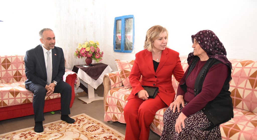 Ekim Dünya Yaşlılar Günü dolayısıyla Yozgat Valimiz Sayın Mehmet Ali Özkan’ın eşi Arzu Özkan Hanımefendi ve İl Müdürümüz Arif Topal, yaşlılarımızı hanelerinde ziyaret ettiler.