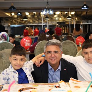 Müdürlüğümüz bünyesinde, 2025 Aile Yılı etkinlikleri kapsamında ebeveyn kaybı yaşayan 0-14 yaş grubu çocuklarımız ve ailelerinin sosyal ve duygusal gelişimlerini desteklemek amacıyla bir yemek programı düzenlendi. - fotoğraf 2
