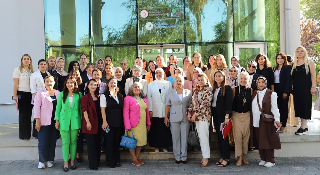 ADANA'DA 2025 AİLE YILI KAPSAMINDA"GÖNÜL ELÇİLERİ İLE KORUYUCU AİLE FARKINDALIK TOPLANTISI" YAPILDI