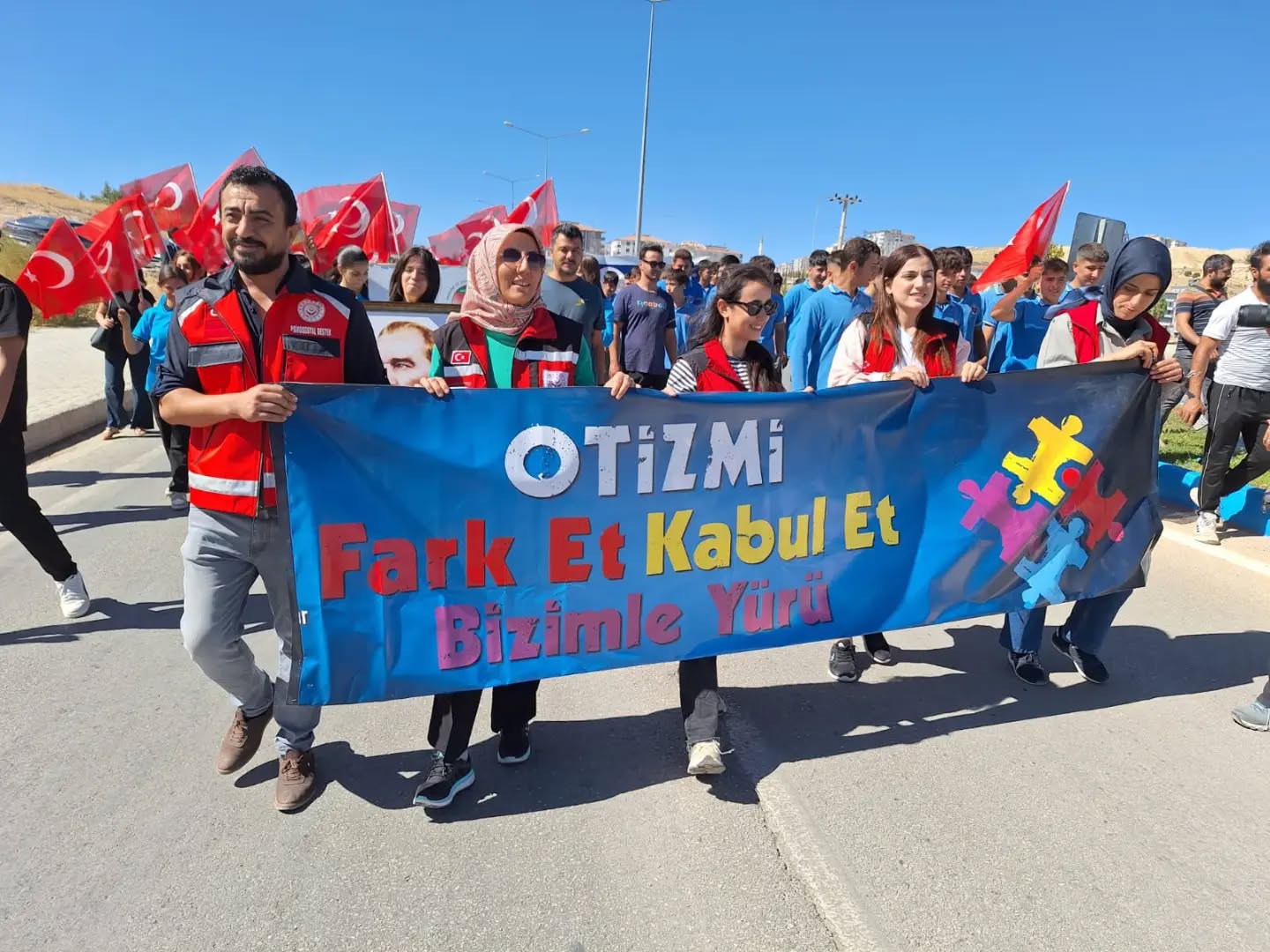 Besni’de Eğitim Bayramı ve Otizm Farkındalık Yürüyüşüne Katıldık