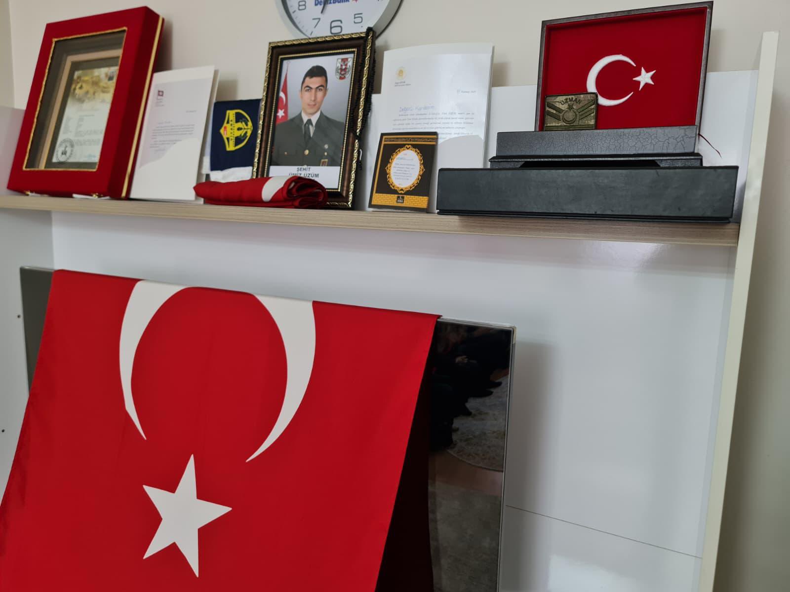 İl Müdürümüz Özgür Kırmızıtaş, İl Müdür Yardımcımız Fatih Deveci ile birlikte Aziz Şehidimiz Ümit Üzüm’ün kıymetli ailesini ziyaret etti.