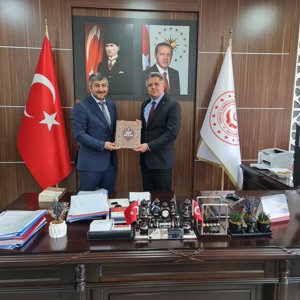 Vakıflar Bölge Müdürü Mehmet Ali Çalışkan, İl Müdürümüz Özgür Kırmızıtaş’ı ziyaret etti.   Nazik ziyaretlerinden dolayı kendilerine teşekkür ederiz. - fotoğraf 1