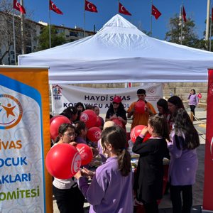Gençlik ve Spor Bakanlığı ile Türkiye Geleneksel Spor Dalları Federasyonu tarafından hazırlanan Geleneksel Oyun Tırı, Kongre Müzesi bahçesinde çocuklarla bir araya geldi.  Program kapsamında ayrıca Aile Yılı tanıtım ç - fotoğraf 3