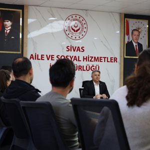 3 Aralık Dünya Engelliler Günü dolayısıyla, İl Müdürümüz Özgür Kırmızıtaş başkanlığında, İl Müdür Yardımcımız Efe Zileli ve ilimizde faaliyet gösteren özel bakım merkezlerinin temsilcilerinin katılımıyla bir toplantı gerçekleştirildi. - fotoğraf 1