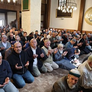 Valiliğimiz himayelerinde Müdürlüğümüz ve İl Müftülüğü iş birliğinde “19 Eylül Gaziler Günü” münasebetiyle şehitlerimiz ve ebediyete irtihal eden gazilerimiz için Cuma Namazı öncesinde Meydan Cami'inde Mevlid-i Şerif okutuldu. - fotoğraf 1