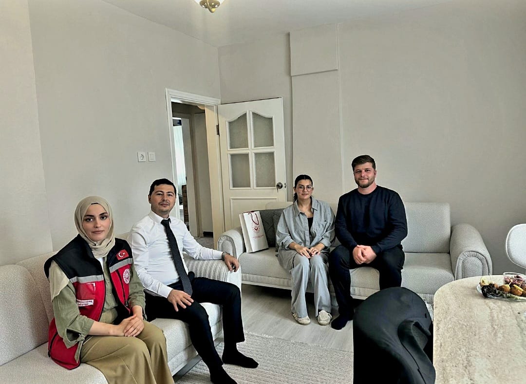 2025 Aile Yılı Kapsamında “Evlenecek Gençlerin Desteklenmesi” Projesinden Yararlanan Çiftler Ziyaret Edilerek Sayın Bakanımız Mahinur Özdemir Göktaş’ın Tebrikleri İletildi