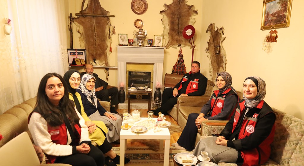 2025 Aile Yılında Evliliklerinde 57.inci yılını geride bırakan Özarslan ailesini Kahve bahane projesi kapsamında sıcak yuvalarında ziyaret ettik.