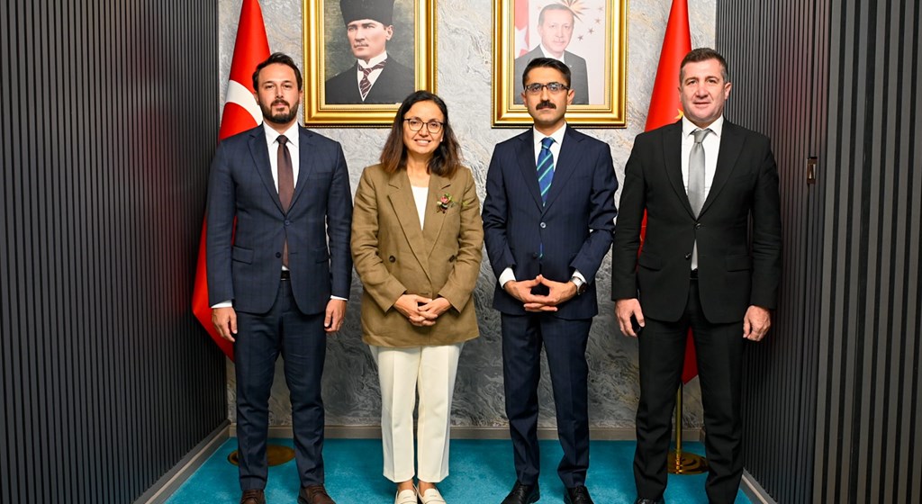 Engelli ve Yaşlı Hizmetleri Genel Müdür Yardımcımız İsa Tekpınar, Toplum Temelli Bakım Hizmetleri Daire Başkanımız Ertan Erdoğan, İl Müdürümüz Arif Laçin ile birlikte Valimiz Dr. Hülya Kaya’yı ziyaret etti.