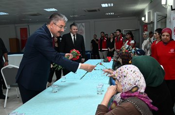 Valimiz Dr. Erdinç Yılmaz ve İl Müdürümüz Tolga Nacar’dan 1 Ekim Dünya Yaşlılar Günü Ziyareti