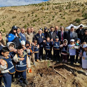 İl Müdürümüz Özgür Kırmızıtaş, Çocuklarla Birlikte Fidan Dikti - fotoğraf 1
