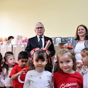 Valimiz Sn. Yılmaz Şimşek beraberinde İl Müdürümüz Özgür Kırmızıtaş ve İl Milli Eğitim Müdürü Fatih Erdoğan ile beraber, Saygın Kreş ve Gündüz Bakımevi’ni ziyaret ederek öğrencilerle bir araya geldi. - fotoğraf 2