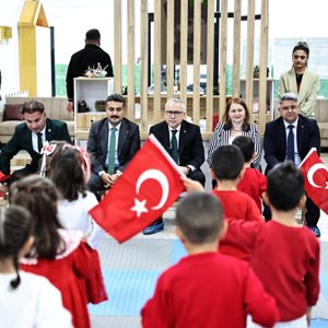 Valimiz Sn. Yılmaz Şimşek beraberinde İl Müdürümüz Özgür Kırmızıtaş ve İl Milli Eğitim Müdürü Fatih Erdoğan ile beraber, Saygın Kreş ve Gündüz Bakımevi’ni ziyaret ederek öğrencilerle bir araya geldi. - fotoğraf 1