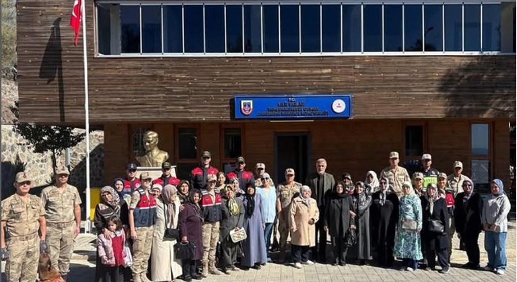 İl Müdürümüz Emre ÇALĞAN ve Huzur Konağı sakinlerimiz, Kilis İl Jandarma Komutanlığını Ziyarette Bulunduk.