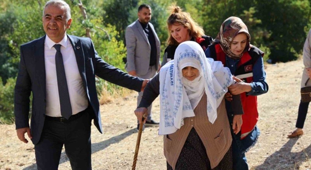 "Bugünden Geçmişe Yolculuk Projesi" ile bu yıl Huzurevi sakinlerimizden Saadet Teyzemizi Tunceli ili Pertek ilçesindeki evine götürdük.