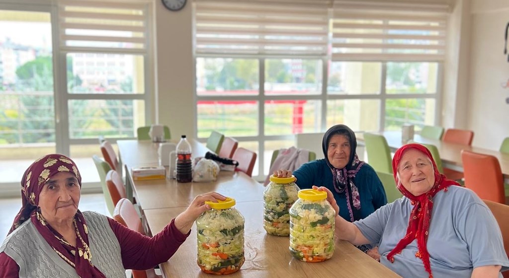 Fatsa Huzurevimizde Geleneksel Turşu Kurma Etkinliği Gerçekleştirildi