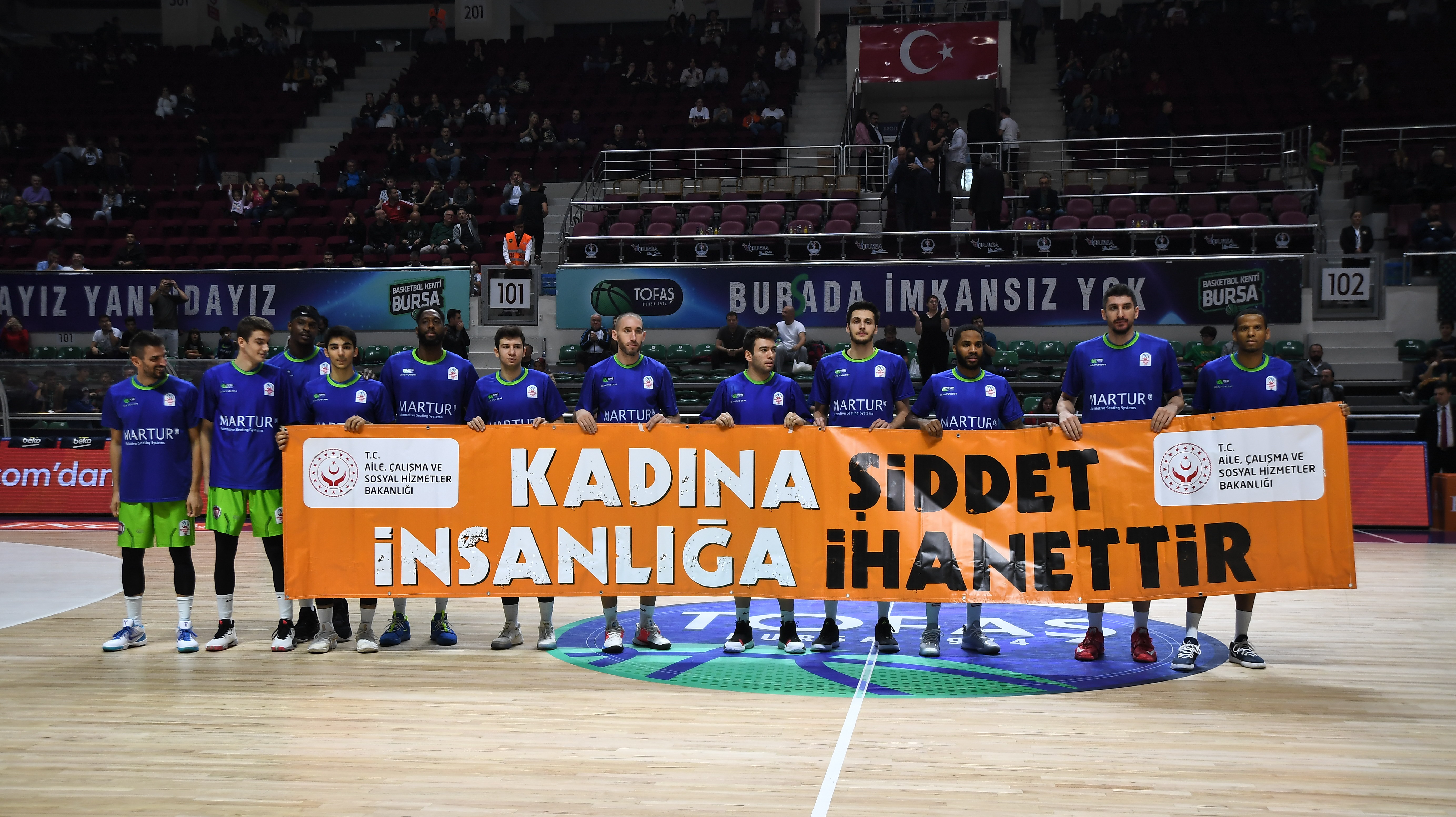 Basketbolun Efsaneleri Sahada Kadına Şiddetle Mücadele İçin Pankart Açtı 