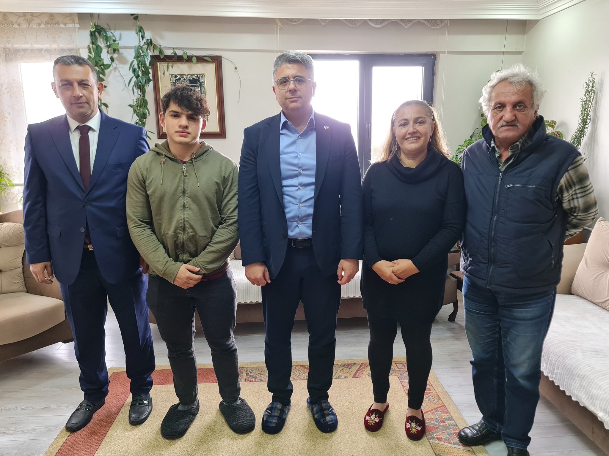 İl Müdürümüz Özgür Kırmızıtaş, 17 yıl önce koruyucu aile olmuş Özkan Ailesini ziyaret etti.