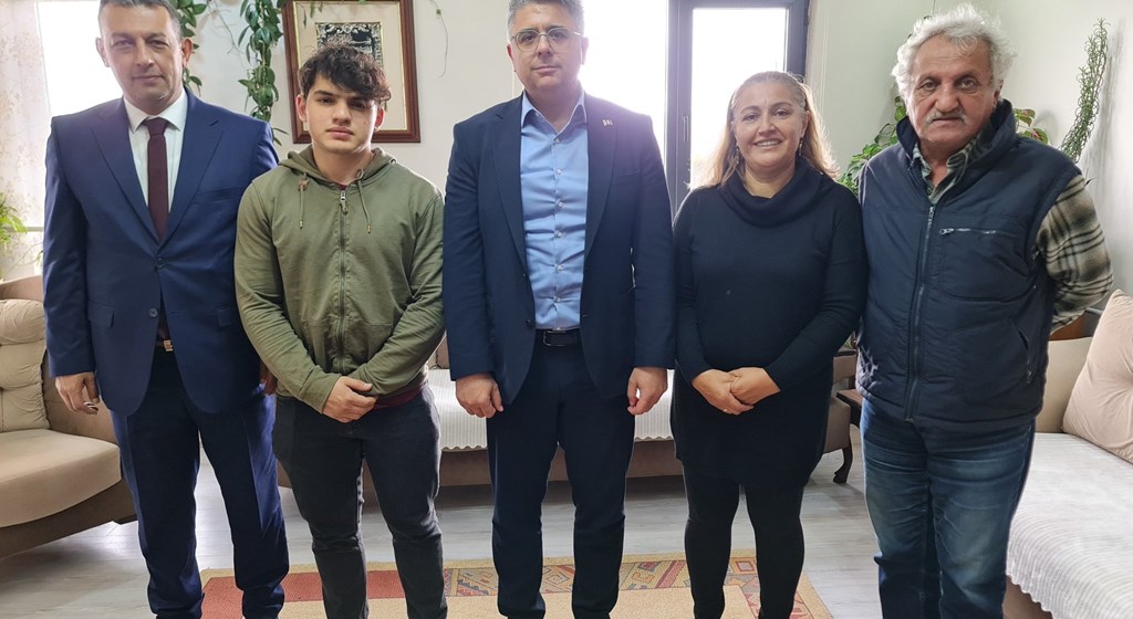 İl Müdürümüz Özgür Kırmızıtaş, 17 yıl önce koruyucu aile olmuş Özkan Ailesini ziyaret etti.