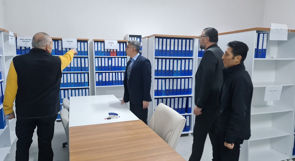 İl Müdürümüz Özgür Kırmızıtaş ve İl Müdür Yardımcımız Fatih Deveci, arşiv ve ambarlarda denetim ve incelemelerde bulundu. Yapılan denetimlerde arşiv düzeni, evrak muhafaza koşulları ve depolama alanlarının fiziki durumları yerinde değerlendirildi.