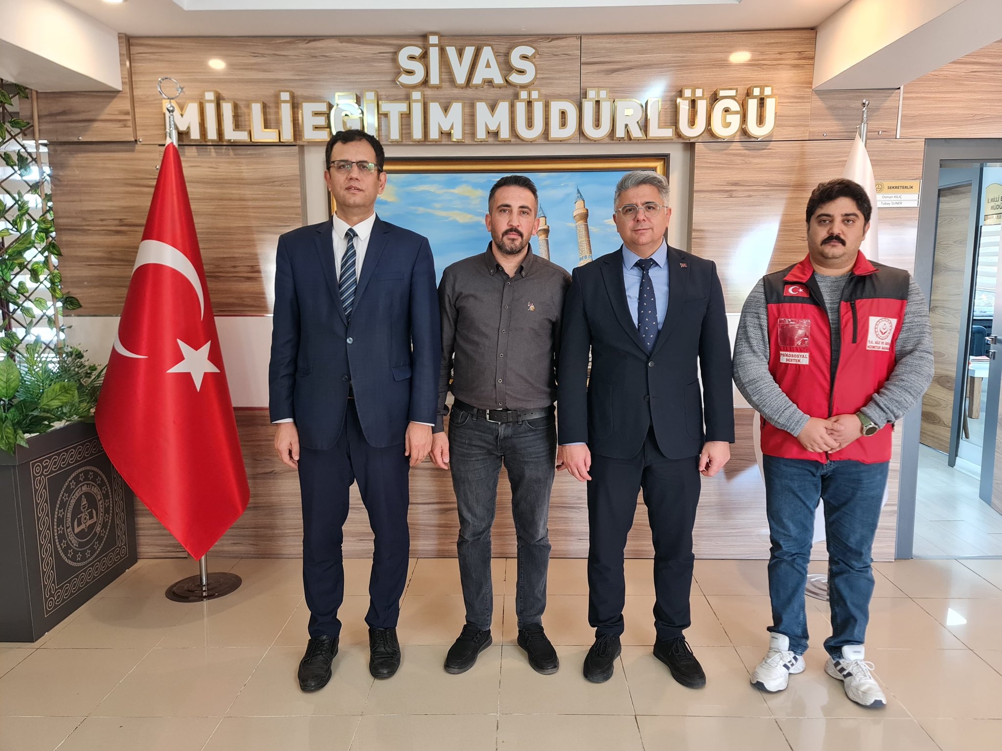 İl Müdürümüz Özgür Kırmızıtaş ve mesai arkadaşlarımız “Kahramanlarla Omuz Omuza Projesi” kapsamında şehit yakınları ve gazilerimizi ziyaret etti.