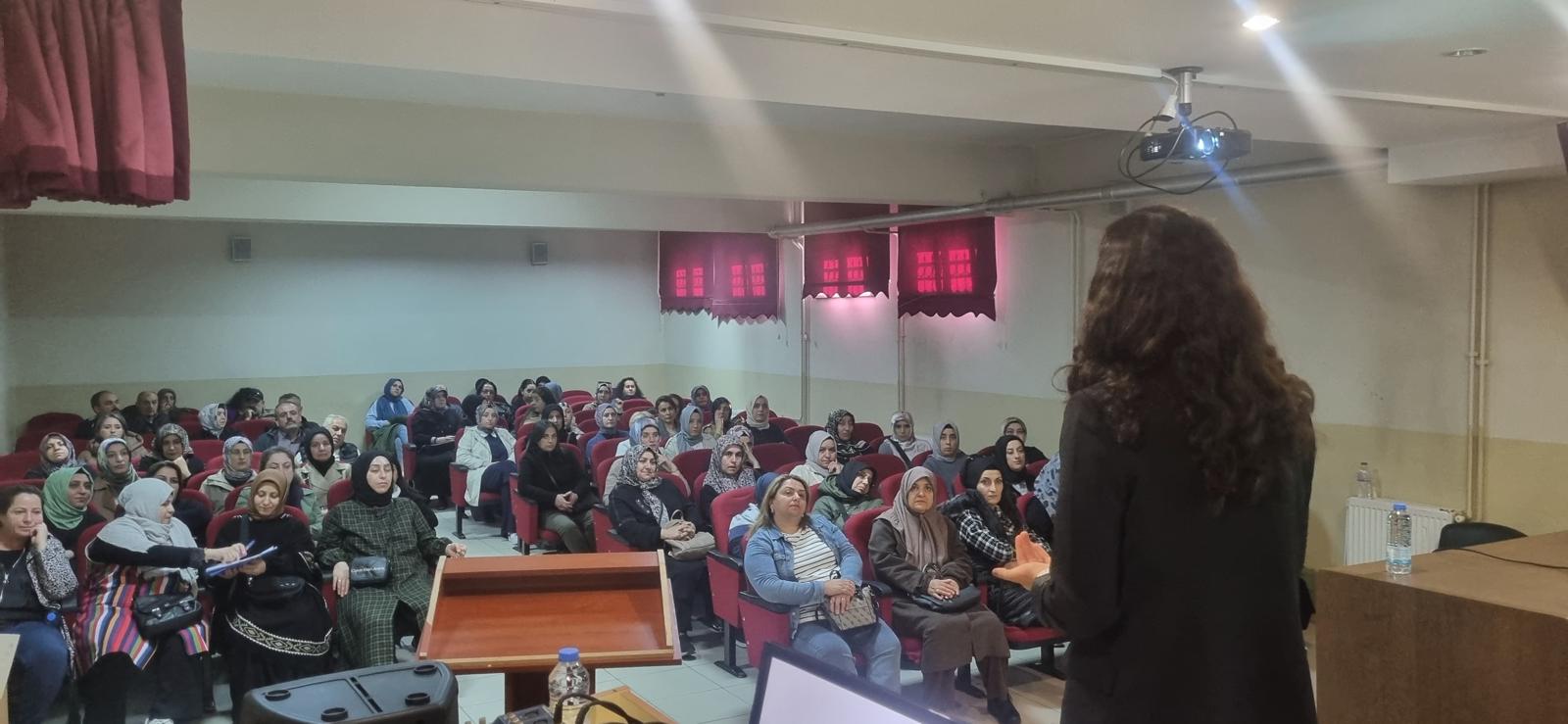 Derince’de Aile İçi İletişim ve Teknoloji Bağımlılığı Eğitimi