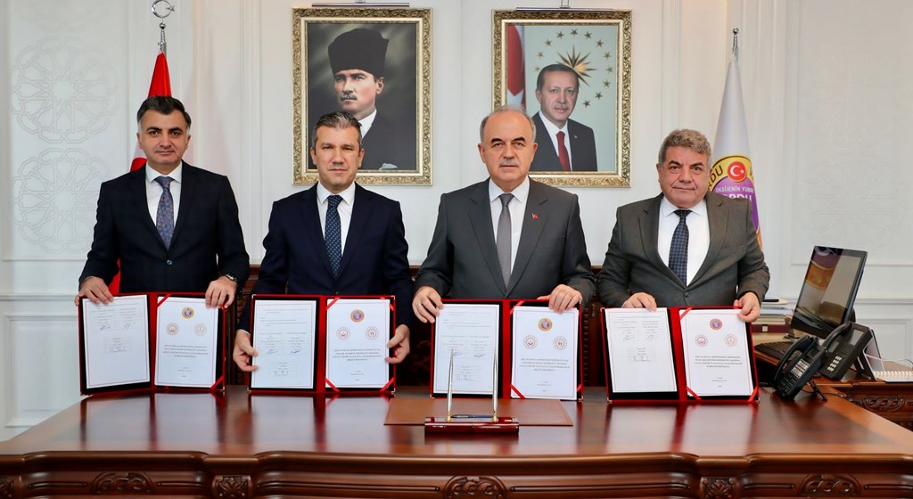 Bakanlığımızın “Terörsüz Türkiye” projesi kapsamında hayata geçirilen “Şehit Yakını, Gazi ve Gazi Yakınları ile Sanata Teşvik ve Sanatla Yaşam Programı” çerçevesinde kurumlar arası iş birliği protokolü imzalandı.