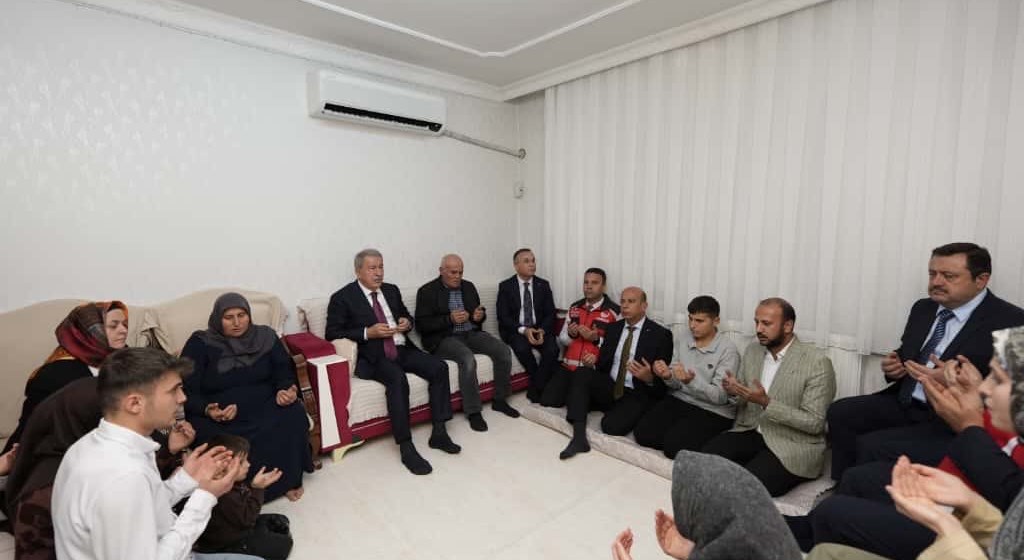 Türkiye Büyük Millet Meclisi Millî Savunma Komisyonu Başkanı Sayın Hulusi Akar, Şehit Ailelerini Ziyaret Etti