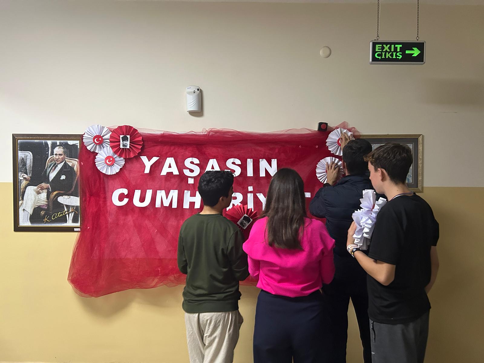 İl Müdürlüğümüze bağlı Sakarya Çocuk Evleri Sitesinde kalan çocuklarımız, değerli öğretmenleriyle birlikte 29 Ekim Cumhuriyet Bayramı’nı coşku ve gururla kutladılar.