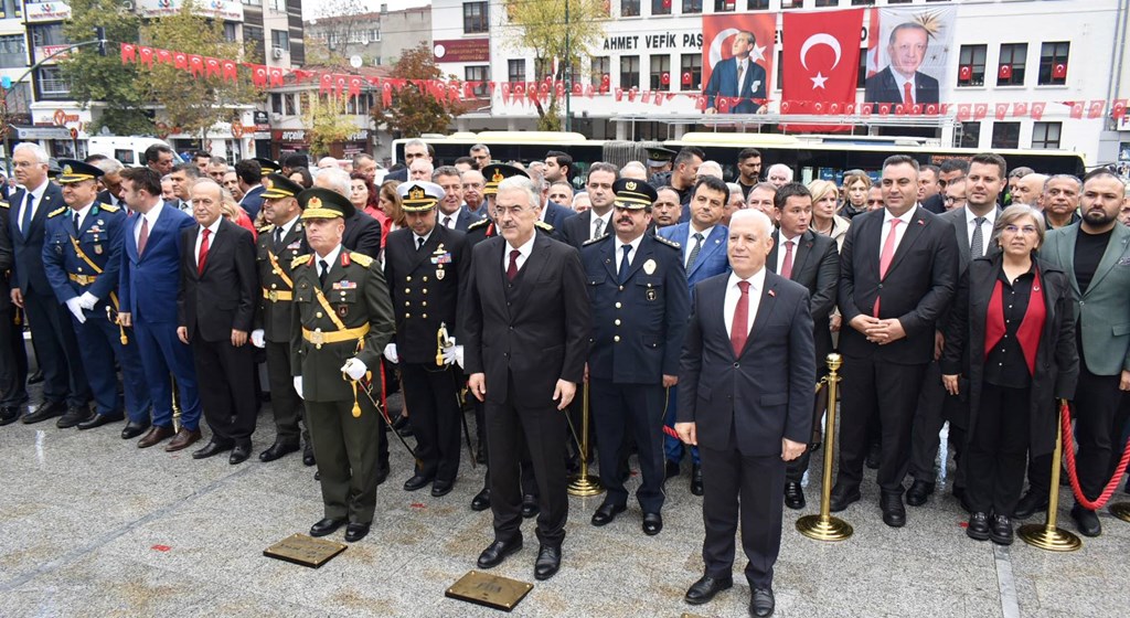29 Ekim Cumhuriyet Bayramı’nın 102. yıl dönümü kutlamaları "Çelenk Sunma Töreni" ile başladı