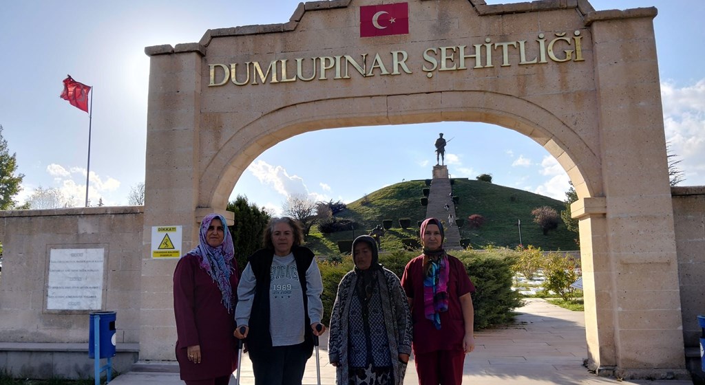 Fazlı-Macide Halaç Huzurevi Sakinleriyle Dumlupınar Şehitliği'ne Ziyaret