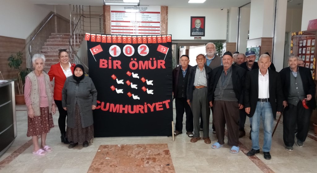 Sandıklı Hüseyin Develi Huzurevinde Cumhuriyetin 102. Yılı Büyük Bir Coşkuyla Kutlandı.