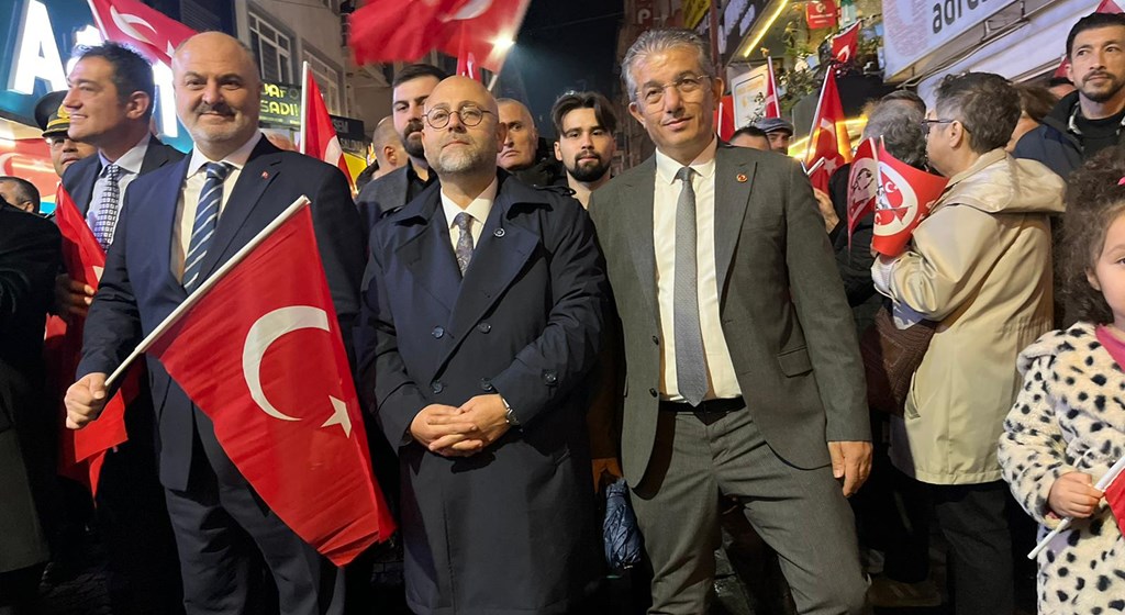 Cumhuriyet Coşkusuyla Aydınlanan Gece: Fener Alayı Yürüyüşü