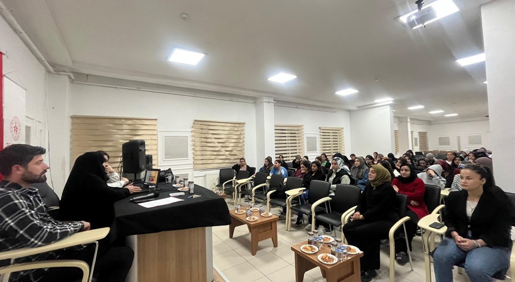 VATAN VE KAHRAMANLIK BULUŞMALARI  Şehidimizin kıymetli eşiyle bir araya gelerek bu vatanın bedelinin ne kadar ağır olduğunu bir kez daha hissettik. Bir şehit eşi; sabrın, onurun ve vatan sevgisinin sessiz duasıdır. Rabbim tüm şehitlerimize rahmet eylesin.