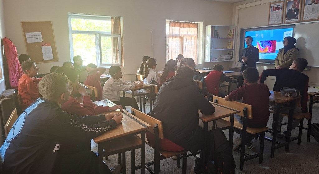 "Vatan ve Kahramanlık Buluşmaları” kapsamında Gazimiz Adem DALKIRAN, Adilcevaz Hıdırşah İlköğretim Okulu öğrencileriyle bir araya geldi