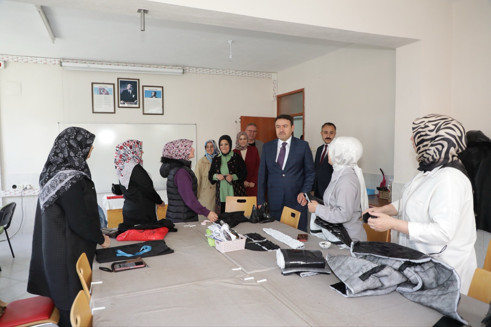 Valimiz Sayın Musa Işın ve İl Müdürümüz Sayın Ülkü Uslu Tavşanlı Aile Destek Merkezi’ni Ziyaret Etti