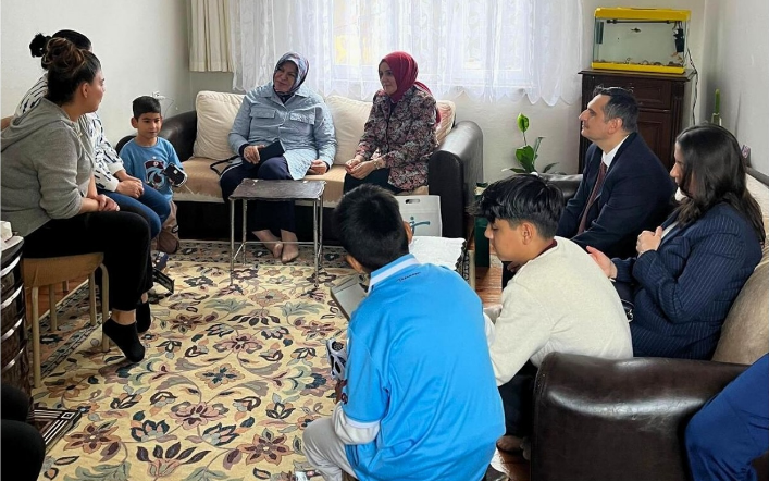 Aile Ve Sosyal Hizmetler Bakan Danışmanı Sayın Sevim Karaloğlu Hanımefendi, İlimizde Ebeveyn Kaybı Yaşamış Aileleri Ziyaret Etti.