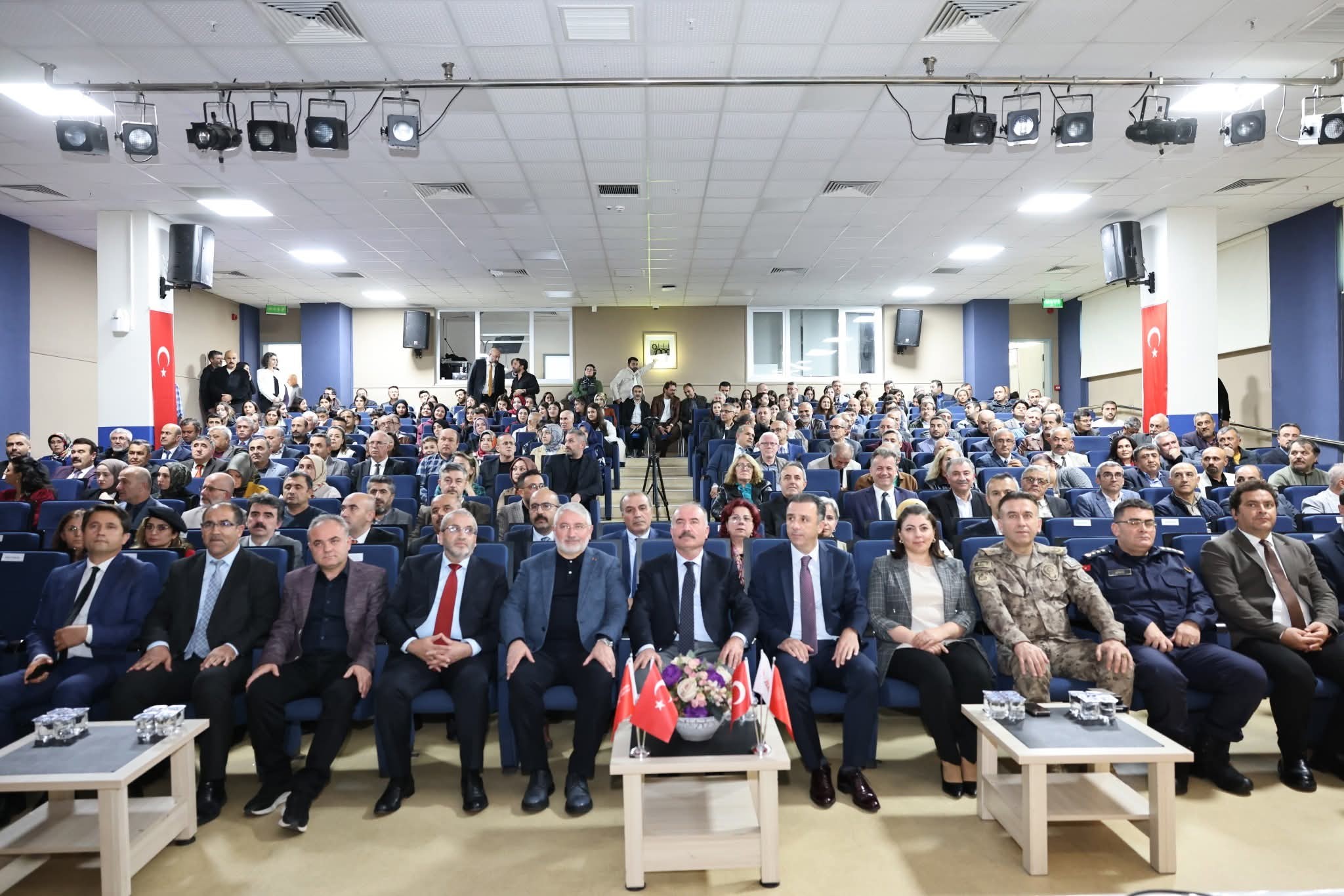  2025-2026 Eğitim Öğretim Yılı 1. Dönem Çorum Öğretmen Akademileri Açılış Törenine, Valimiz Sayın Ali ÇALGAN, protokol üyeleri ve İl Müdürümüz Sahit AYDIN’ın katılımlarıyla gerçekleştirildi.