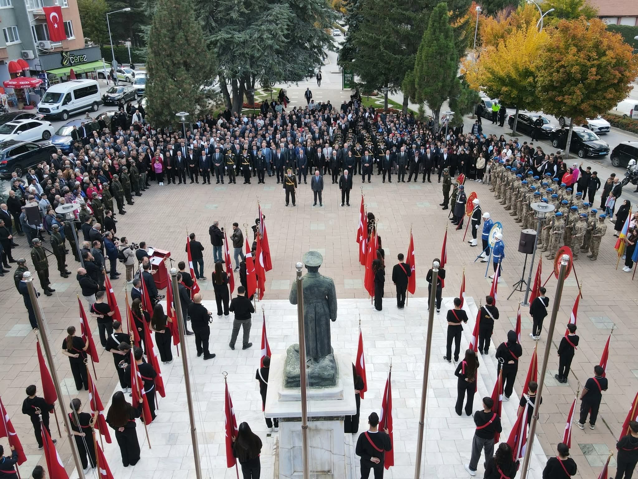 Cumhuriyetimizin 102. Yıl Dönümünde Anıta Çelenk Sunuldu