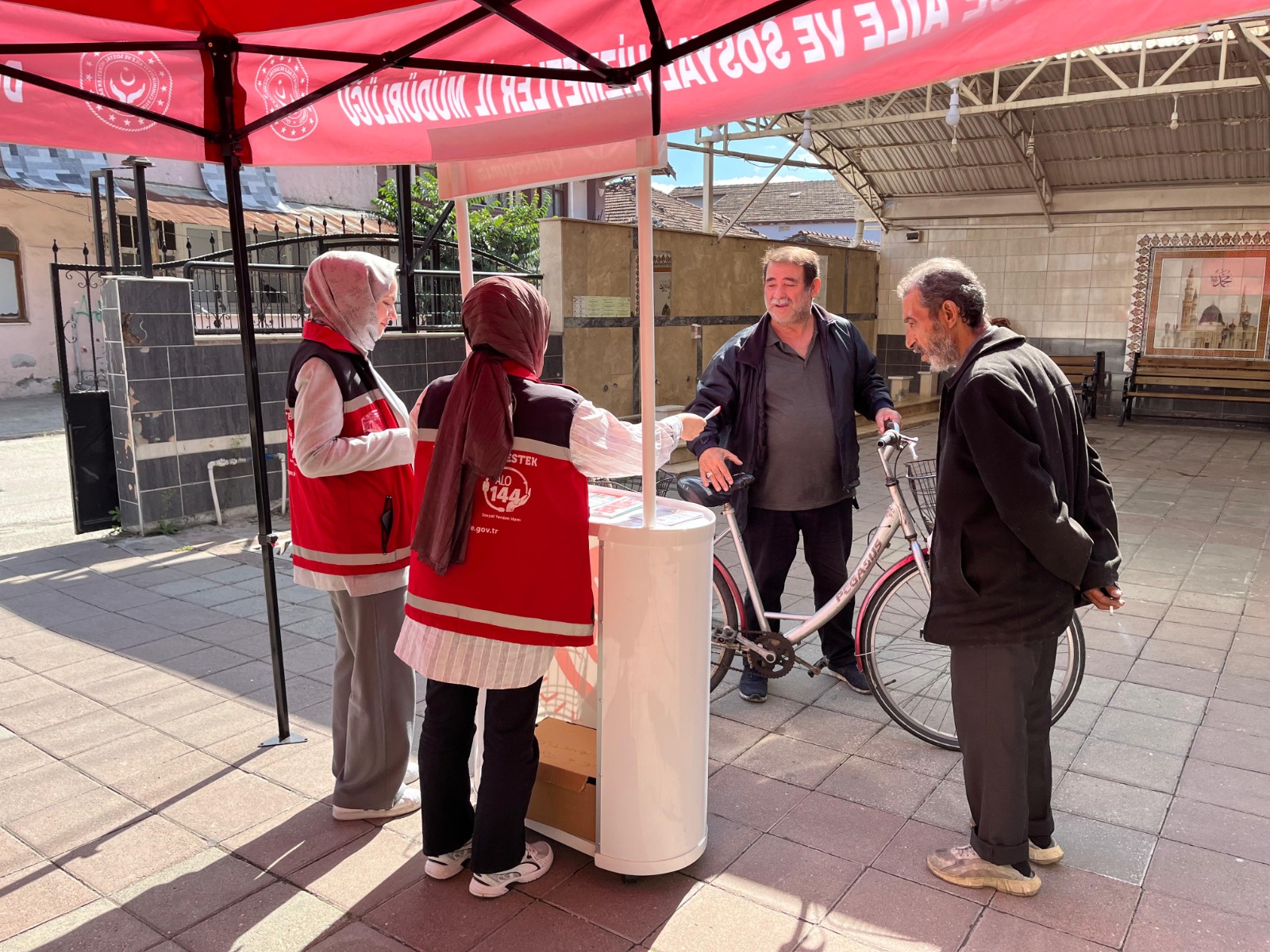 2025 Aile Yılı Kapsamında Cami Önünde Vatandaşlarımızla Buluşmaya Devam Ediyoruz.